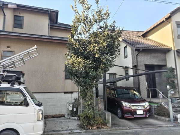 隣家のカーポートの屋根に接触していた月桂樹を伐採した事例│奈良県奈良市T様