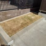 マンションの駐車場横の芝生を平らに刈り直した芝刈り事例｜大阪市生野区A様（作業後）