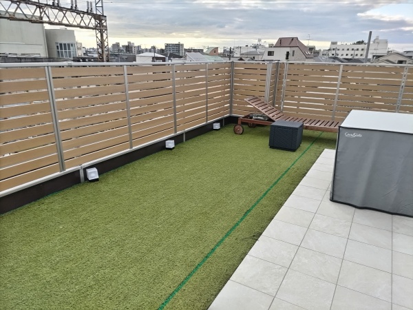 戸建て住宅の屋上にある人工芝を張替えした事例｜大阪市阿倍野区 K様