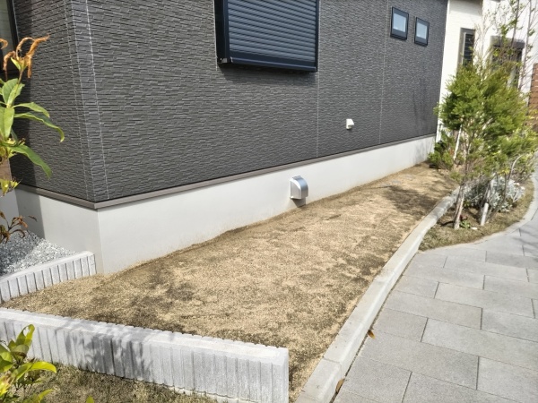 新築一戸建ての裏庭に人工芝を張った事例｜堺市南区T様（施工前）