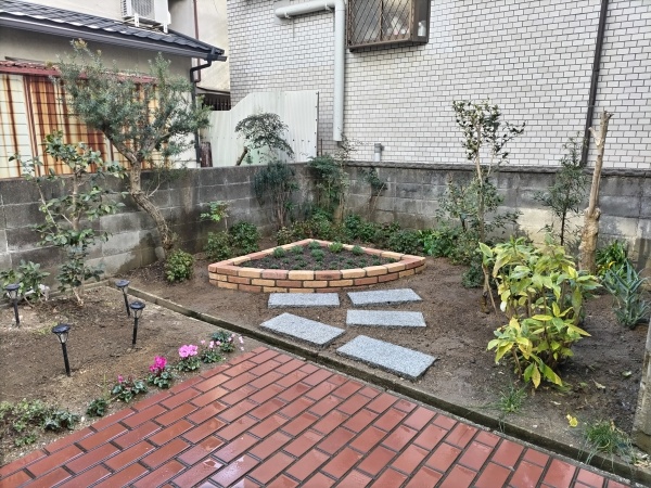 庭の植木を端に移動して「花壇作成」を実施した事例｜大阪市鶴見区K様（作業後）