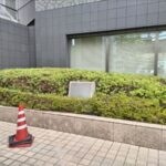 マンション前の植え込みのサツキとヒラドツツジの剪定を予算内の2万円で実施した事例｜大阪市旭区Kマンション様（作業後）