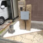草むしりに悩まれていた玄関前の植え込みに「防草シートと白玉砂利の敷設」を1人3時間で実施した事例｜大阪府大阪市北区T様（作業後）