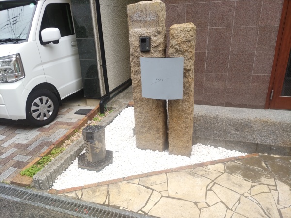 草むしりに悩まれていた玄関前の植え込みに「防草シートと白玉砂利の敷設」を1人3時間で実施した事例｜大阪府大阪市北区T様（作業後）