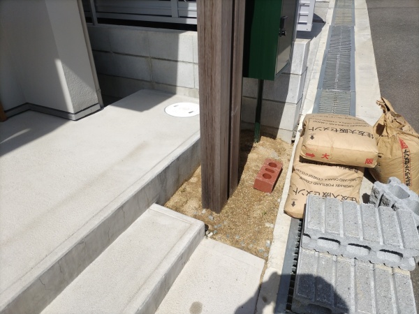 玄関前の「花壇作成」とウッドデッキへの「植栽」を6人2日で実施した事例｜大阪府大阪市此花区A様（作業前１）