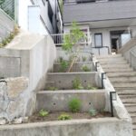 段々になっている土地に高さ2mのアオダモ株立とハクチョウゲ・アベリアホープレイズを1人3時間で植栽した事例｜大阪市城東区K様（作業後）