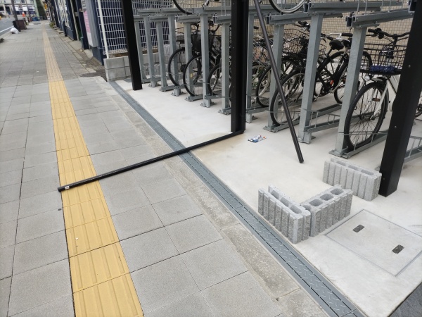 駐輪場の通り抜け防止のために「花壇作成」を2人2日で実施した事例｜大阪府大阪市鶴見区Kマンション様（作業前）