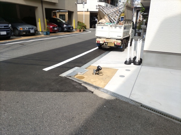 新築の植栽スペースに庭石の設置・常緑ヤマボウシ株立とオタフクナンテンの植栽を1人4時間で実施した事例｜大阪市城東区K様（作業前）