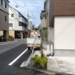 新築の植栽スペースに庭石の設置・常緑ヤマボウシ株立とオタフクナンテンの植栽を1人4時間で実施した事例｜大阪市城東区K様（作業後）
