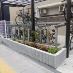 駐輪場の通り抜け防止のために「花壇作成」を2人2日で実施した事例｜大阪府大阪市鶴見区Kマンション様（作業後）