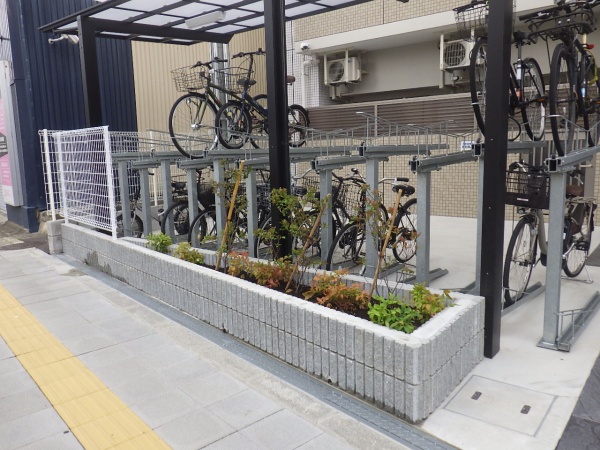 駐輪場の通り抜け防止のために「花壇作成」を2人2日で実施した事例｜大阪府大阪市鶴見区Kマンション様（作業後）