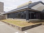 飲食店前の植え込み50㎡と駐車場内の「草刈り」を1人1日で実施した事例｜大阪府大阪市鶴見区K様（作業後）