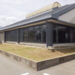 飲食店前の植え込み50㎡と駐車場内の「草刈り」を1人1日で実施した事例｜大阪府大阪市鶴見区K様（作業後）