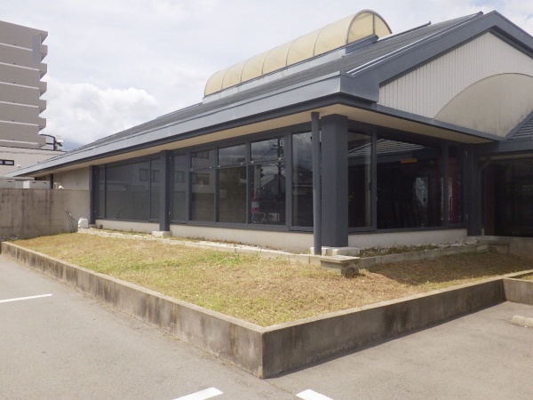 飲食店前の植え込み50㎡と駐車場内の「草刈り」を1人1日で実施した事例｜大阪府大阪市鶴見区K様（作業後）