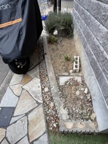 家の前に自転車を置くために2人1日で花壇を撤去した事例｜大阪府堺市北区K様（作業前）